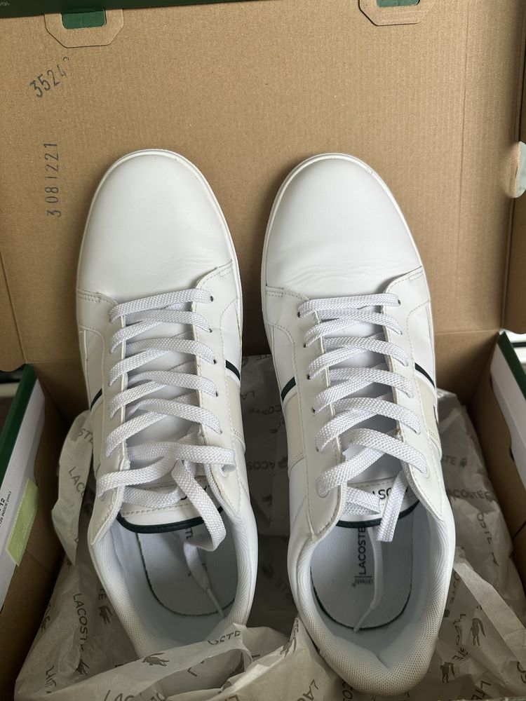 Обувки Lacoste.