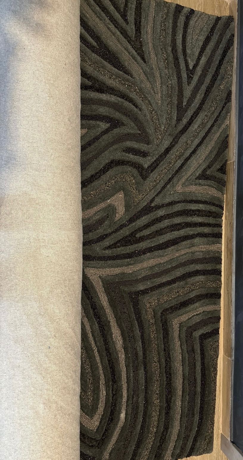 Разкошен зелен ръчно тъкан килим от вълна и коприна