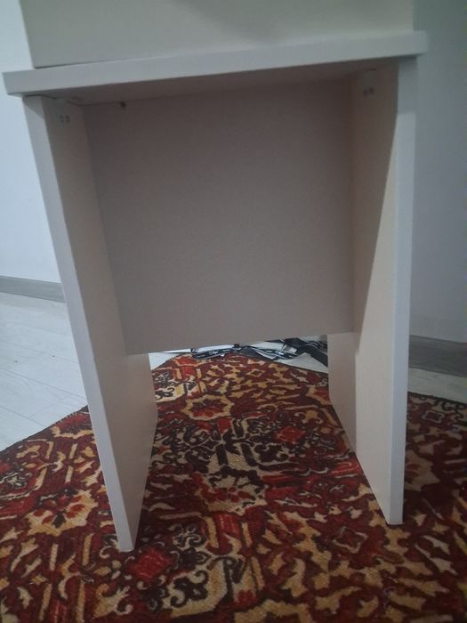 Угловой шкаф и стулья