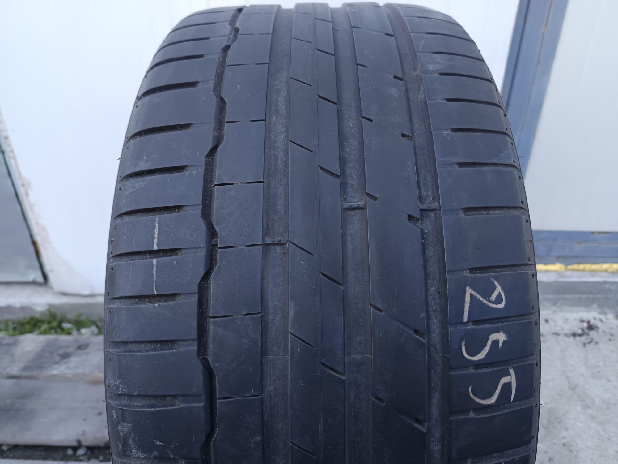 255 35 ZR 18 Hankook Дот4019