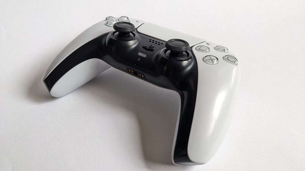 Продавам контролер DualSense за PS5 с Hall effect стикове.