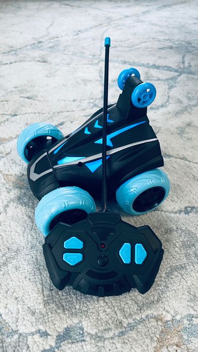 Masina cu telecomanda cu lumini care se roteste