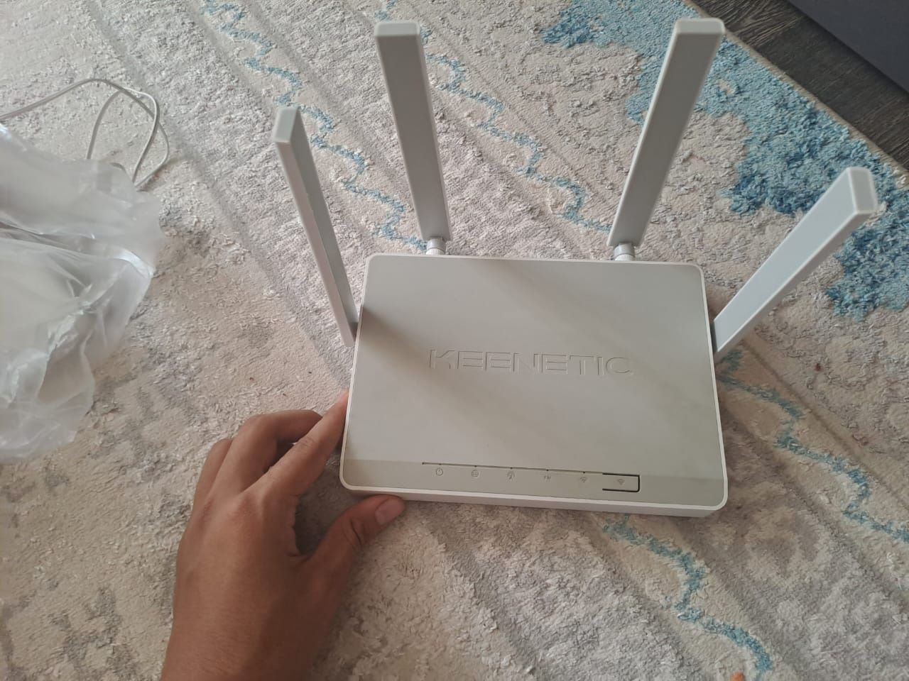 Продаеться интернет-центр Keenetic Hero 4G+ KN-2311 со слотом для симк