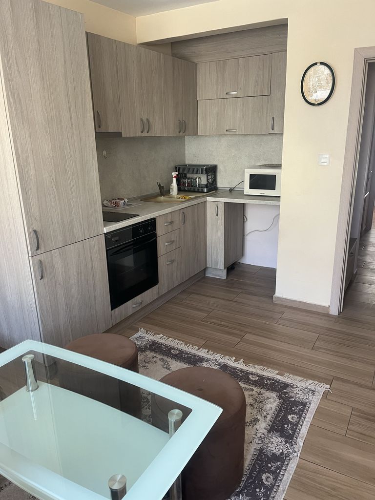 Дава се под наем Тристаен апартамент в Варна, Колхозен пазар - 85 кв.м за 510 € - Снимка #1