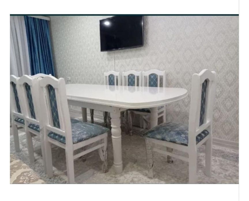 Обеденный стол белого цвета