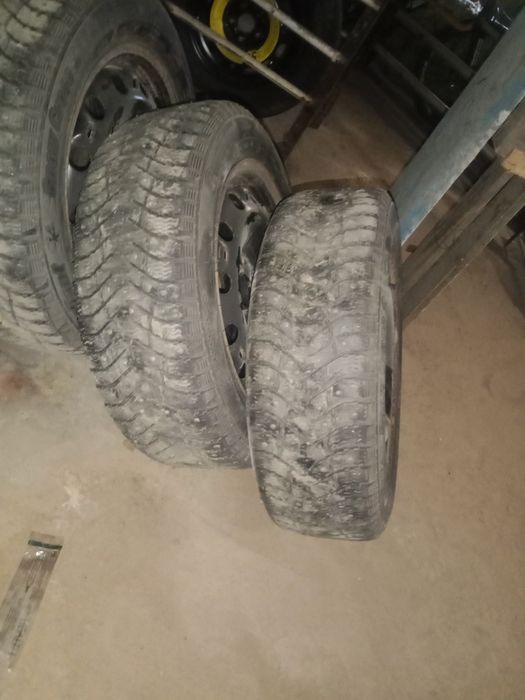 Продам зимный шина на фолсвагин поло комплекті.
