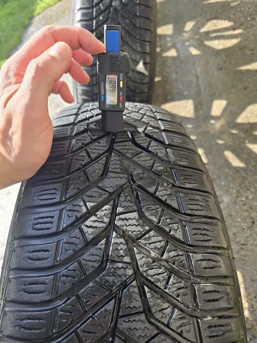 SET 4 Anvelope Iarna 225/60 R18 100H,Yokohama BluEarth Winter  V905