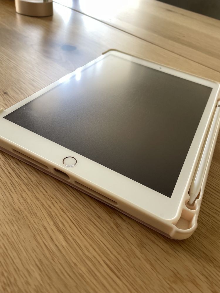 Таблет iPad 8th Gen 32 GB Wi-Fi Gold