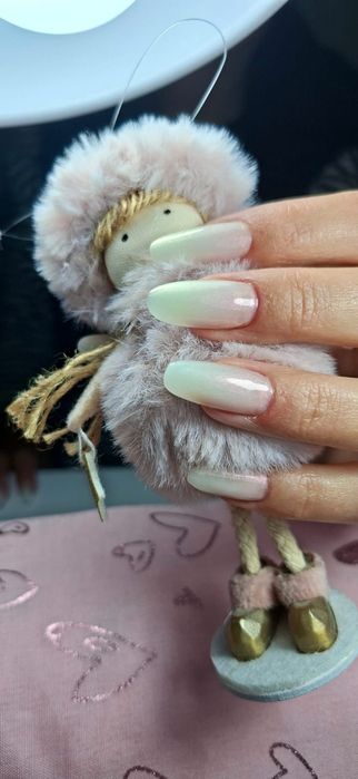 Manichiura cu gel și ojă semi