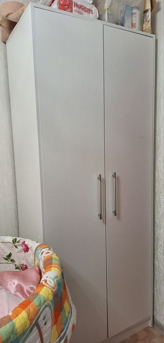 Шкаф белый распашной