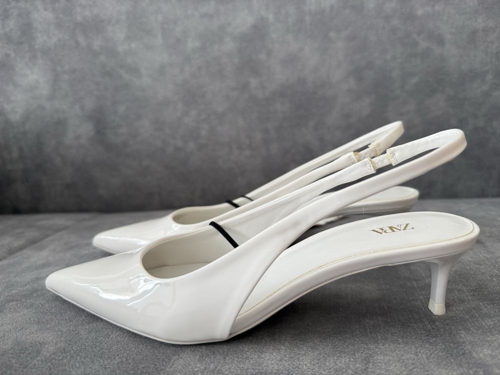 Pantofi albi Zara cu toc kitten