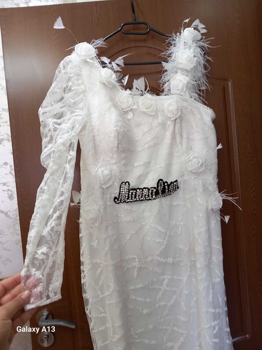 Официално бяла рокля