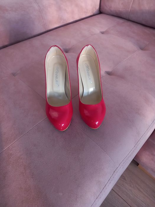 Червени обувки с висок ток