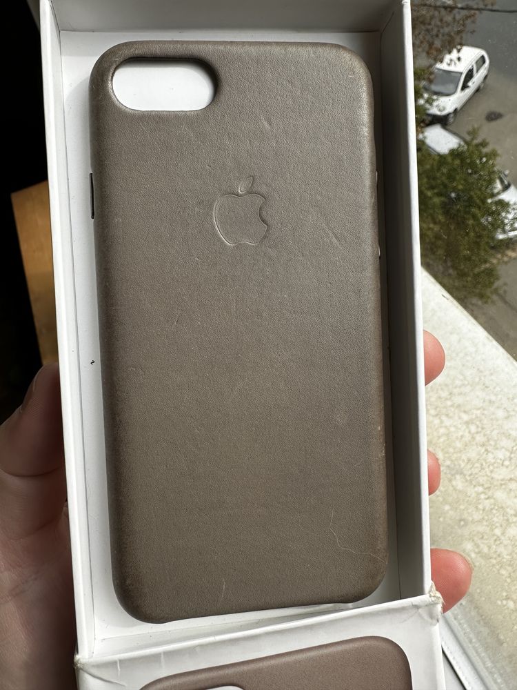 Huse originale Apple leather pentru iPhone 7, 8, SE
