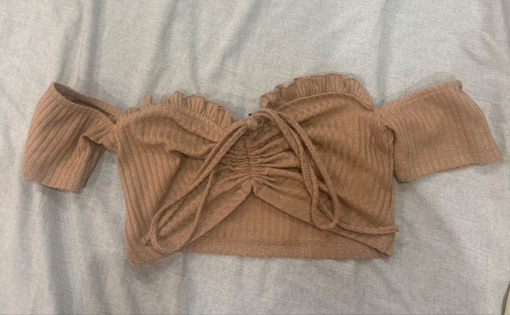 Къс топ с къси ръкави