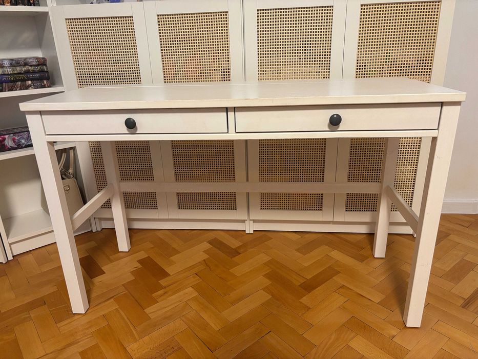 Бяло бюро от Ikea