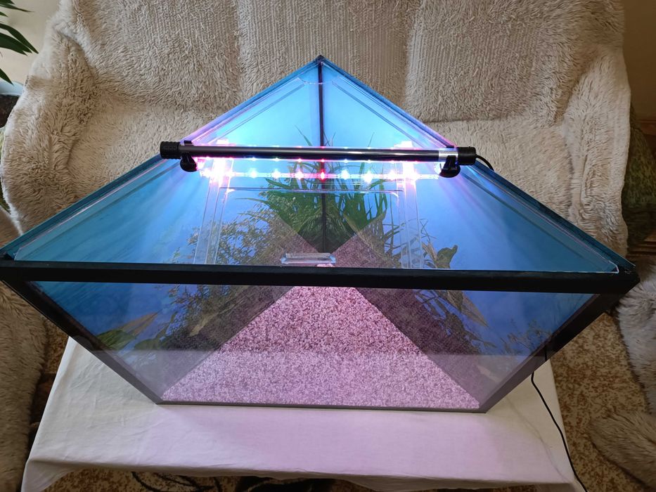 Аквариум за рибки ъглов