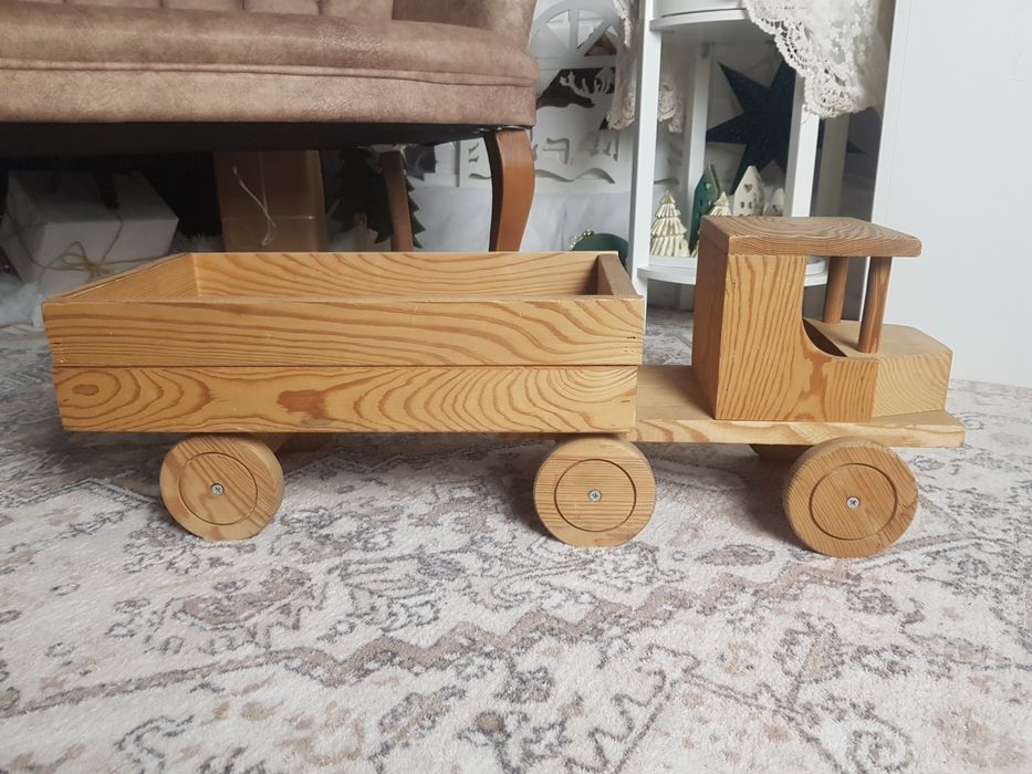 Camion mare din lemn