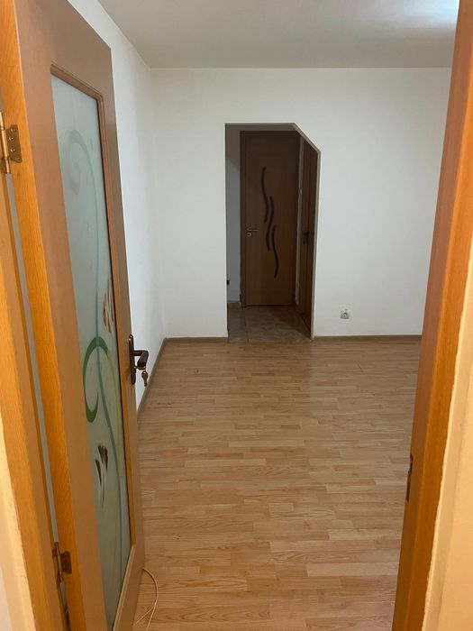 Vand apartament 2 camere semidecomandat -Piata Resita