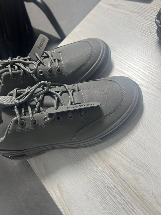 Oyoq kiyim erkaklar uchun