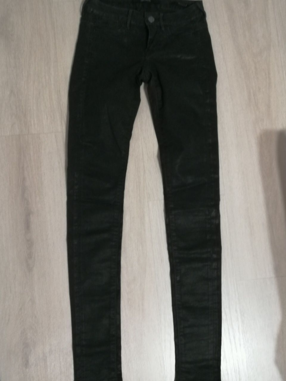 Blugi noi de damă, Guess, skinny, negri, material lucios, mărime XS