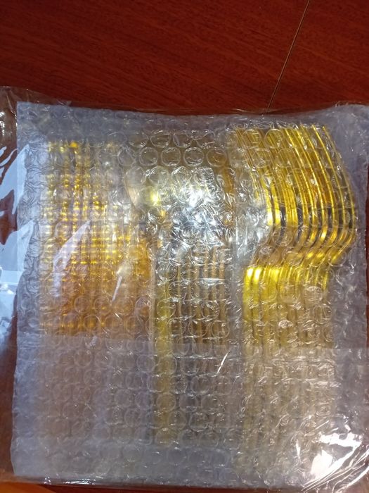 Vând tacamuri aurii din plastic