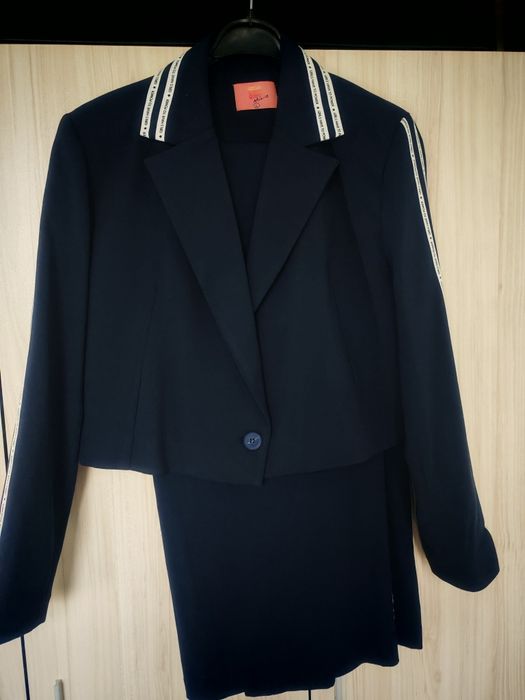 Дамски спортно елегантен комплект с късо сако