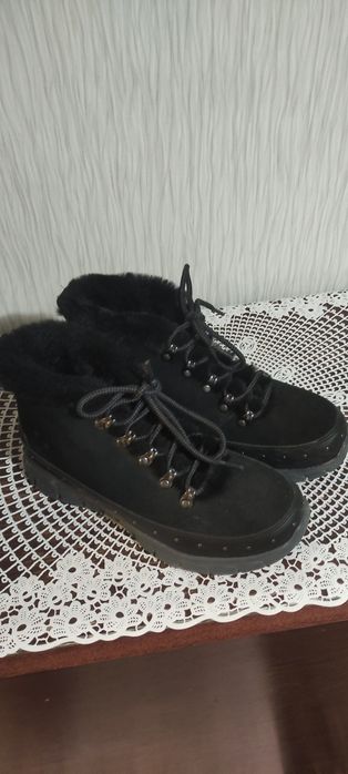 Продам зимнюю новую обувь один раз одевала за 25тыс с большой скидкой