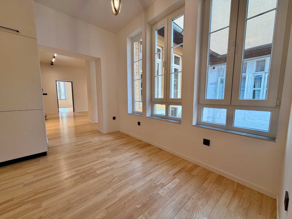 Реновиран мезонет с 3 спални и кабинет в центъра на София