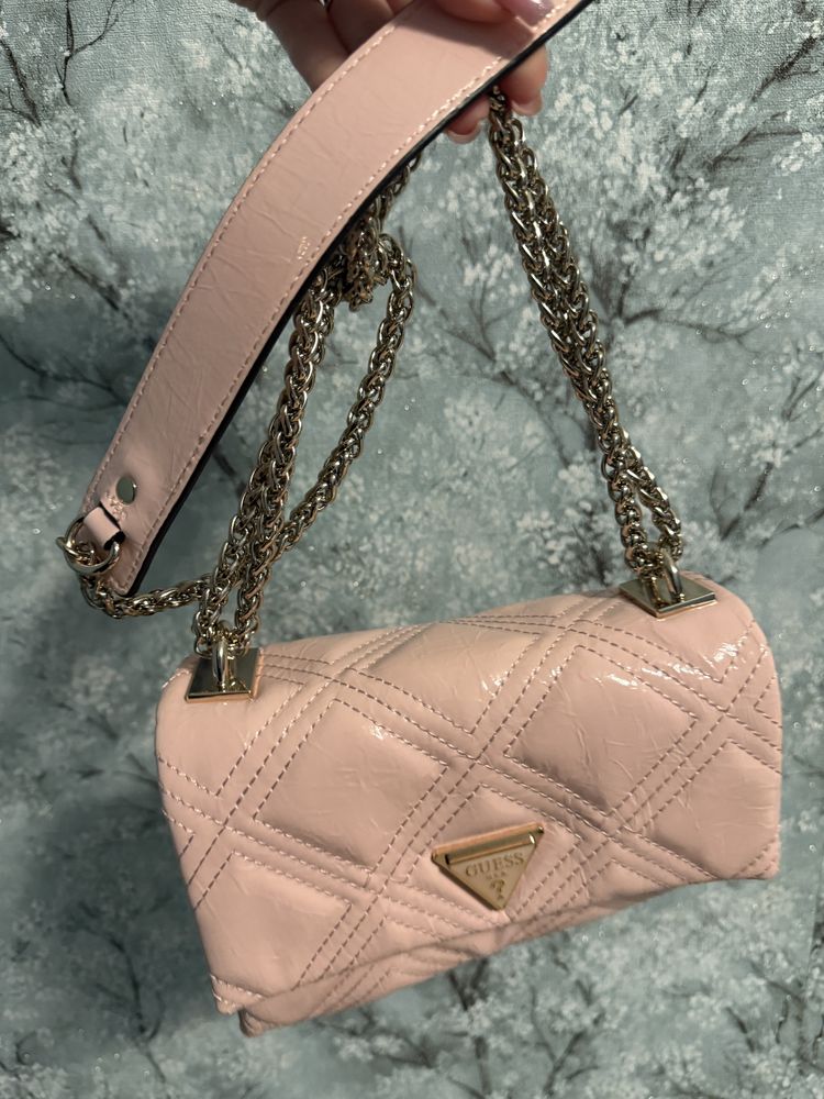 Уникална чанта Guess