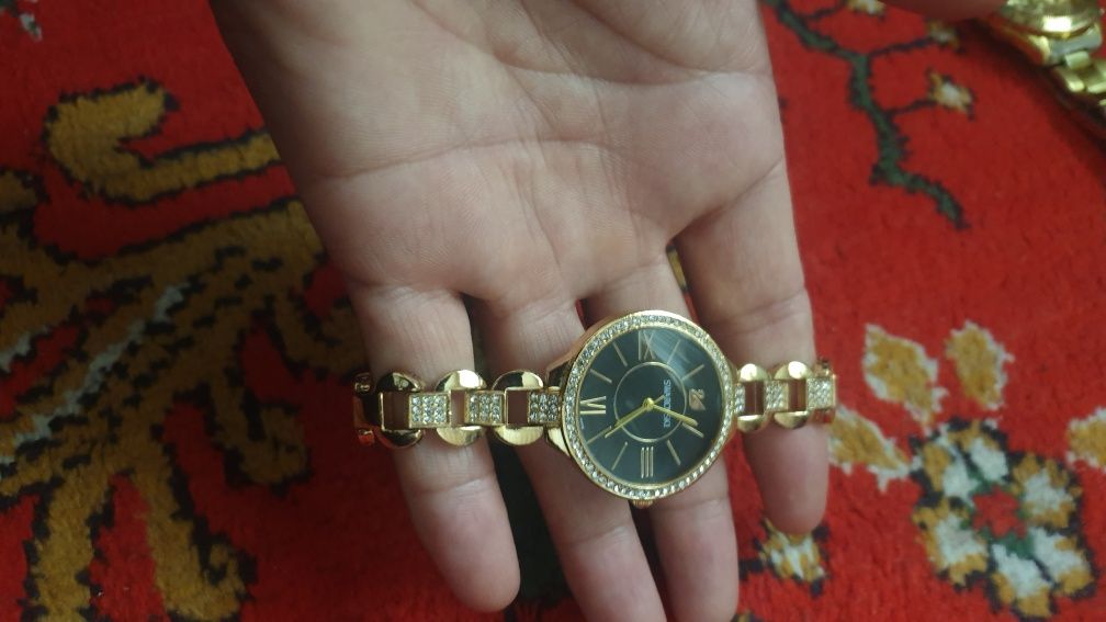 Продаётся женское наручные часы новый не рабочий цена 150 окончательно