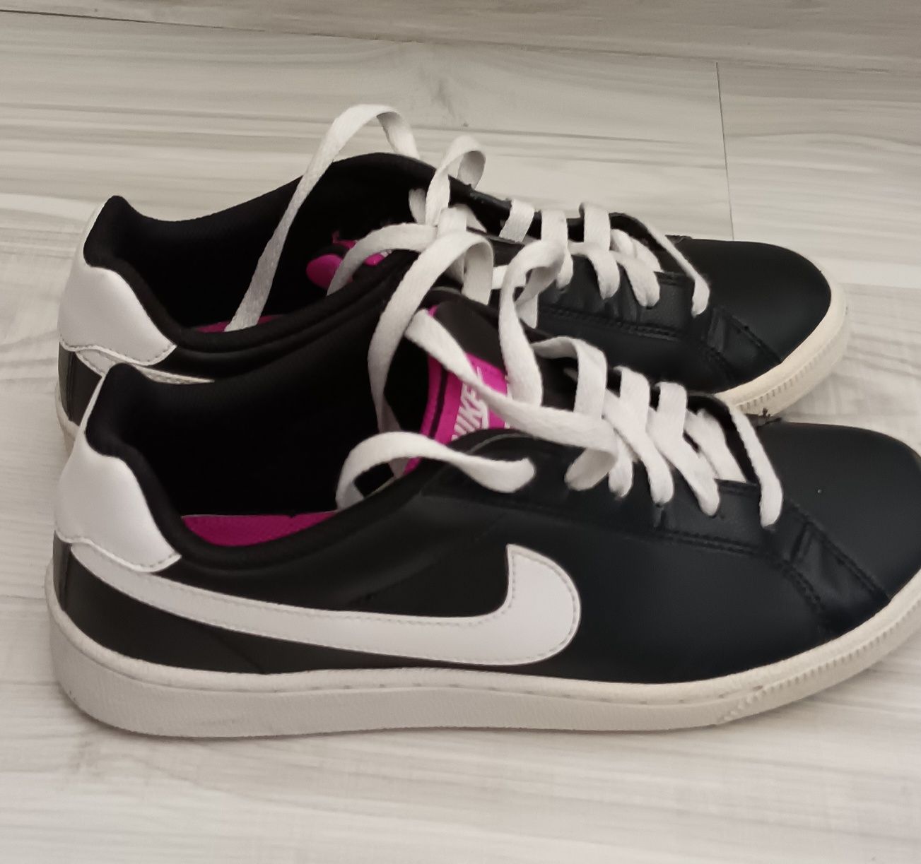 Pantofi sport dama Nike.