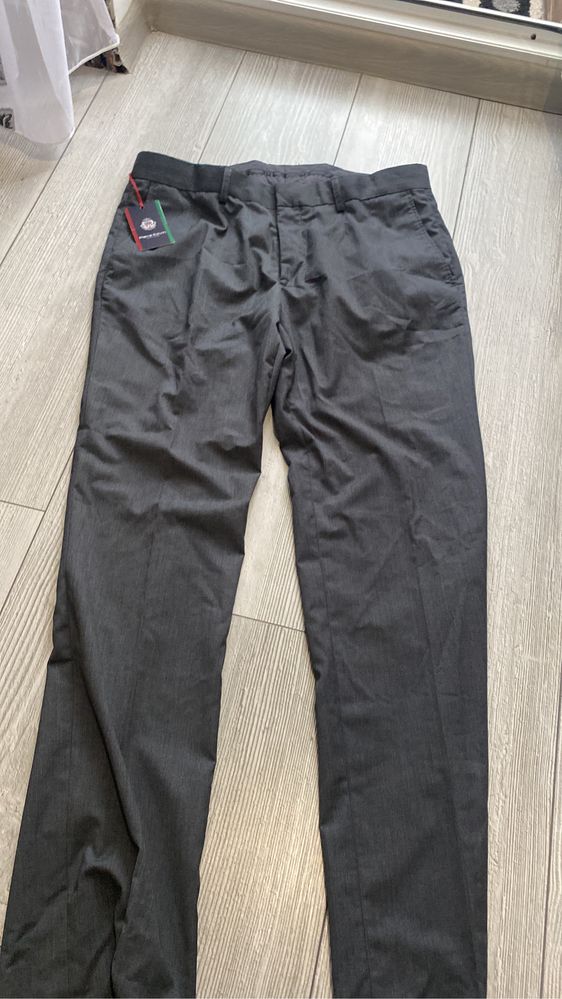 vand pantaloni noi pierre elegati  barbati 40 lei