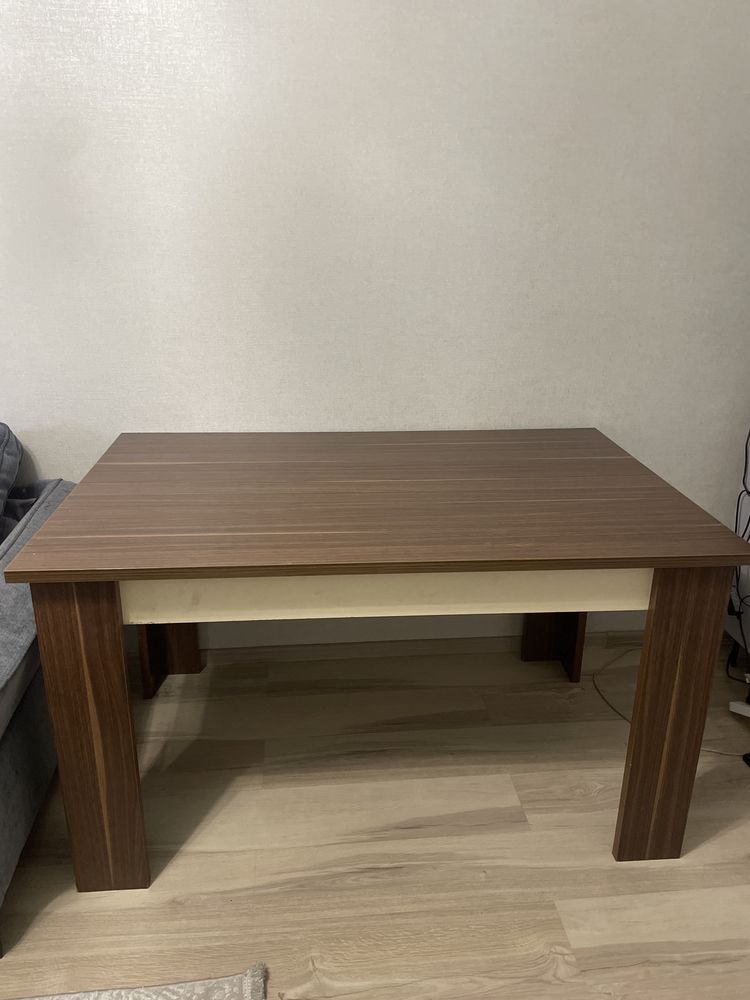 Продам стол обеденный