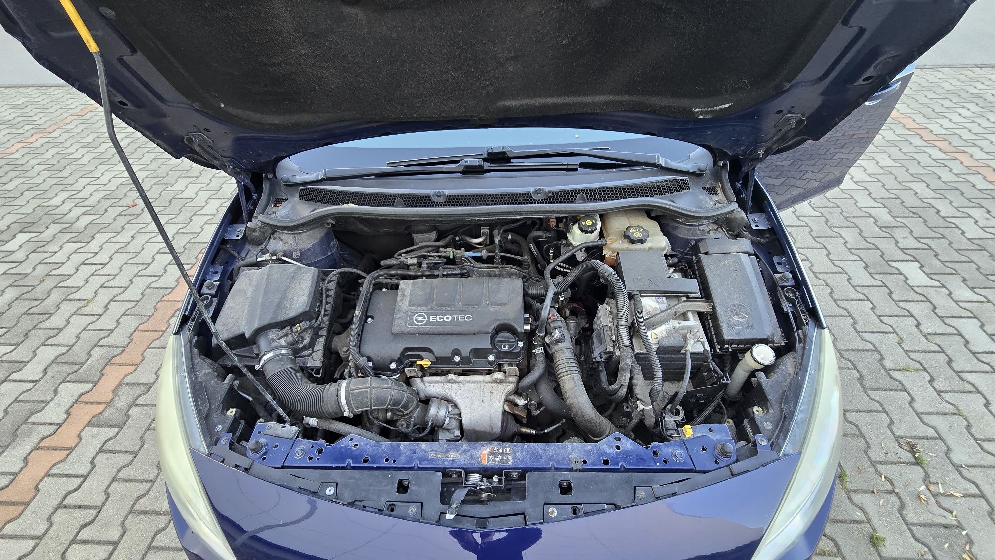 OPEL ASTRA J 1.4 Turbo 2011 година, (Пълна сервизна история)
