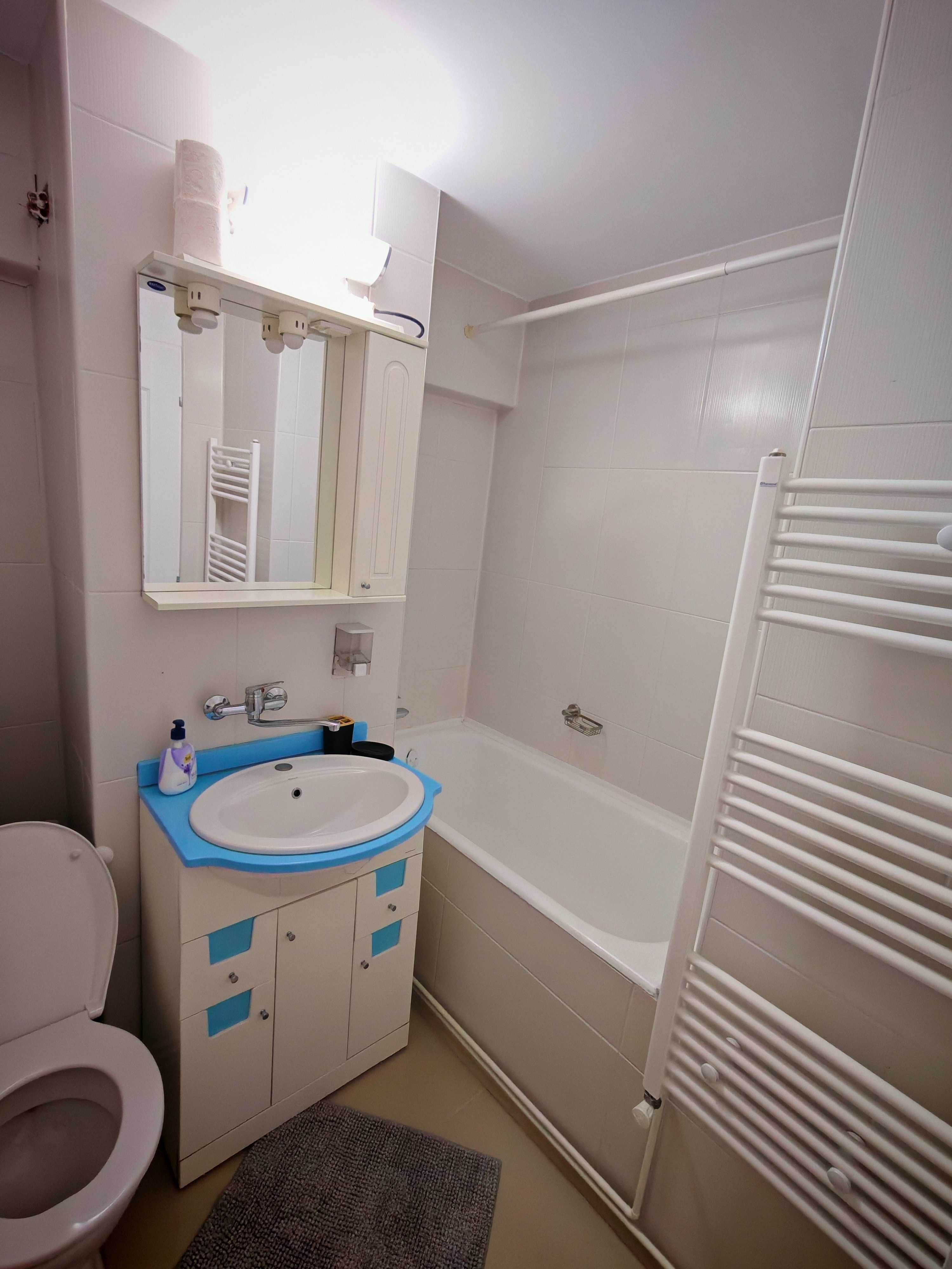 Apartament cu 2 camere, 3 balcoane, decomandat, situat în Micro 3