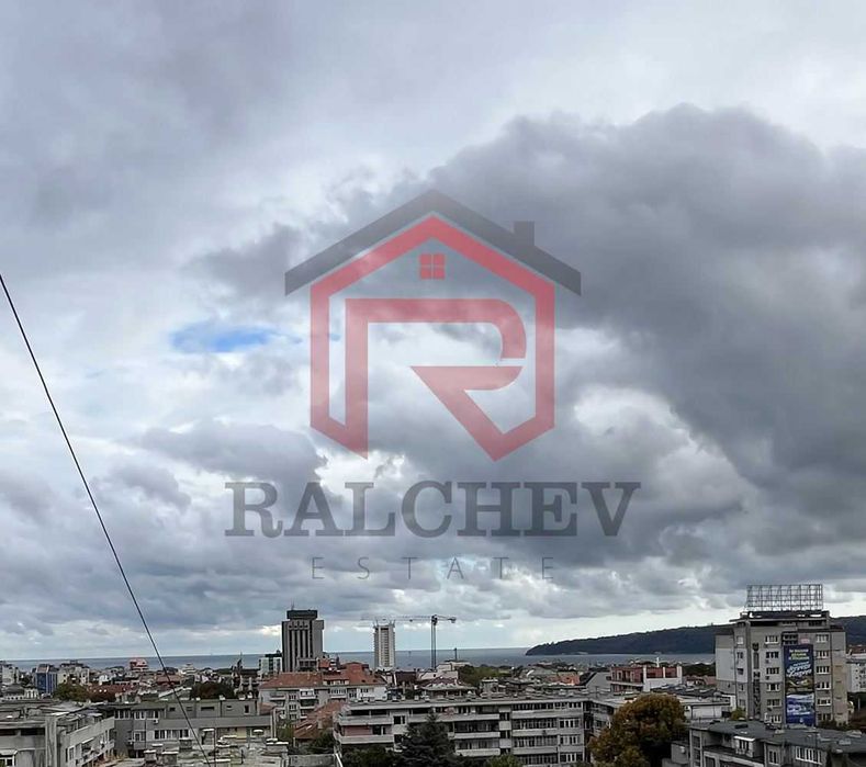 Тристаен апартамент с Морска панорама / Общината