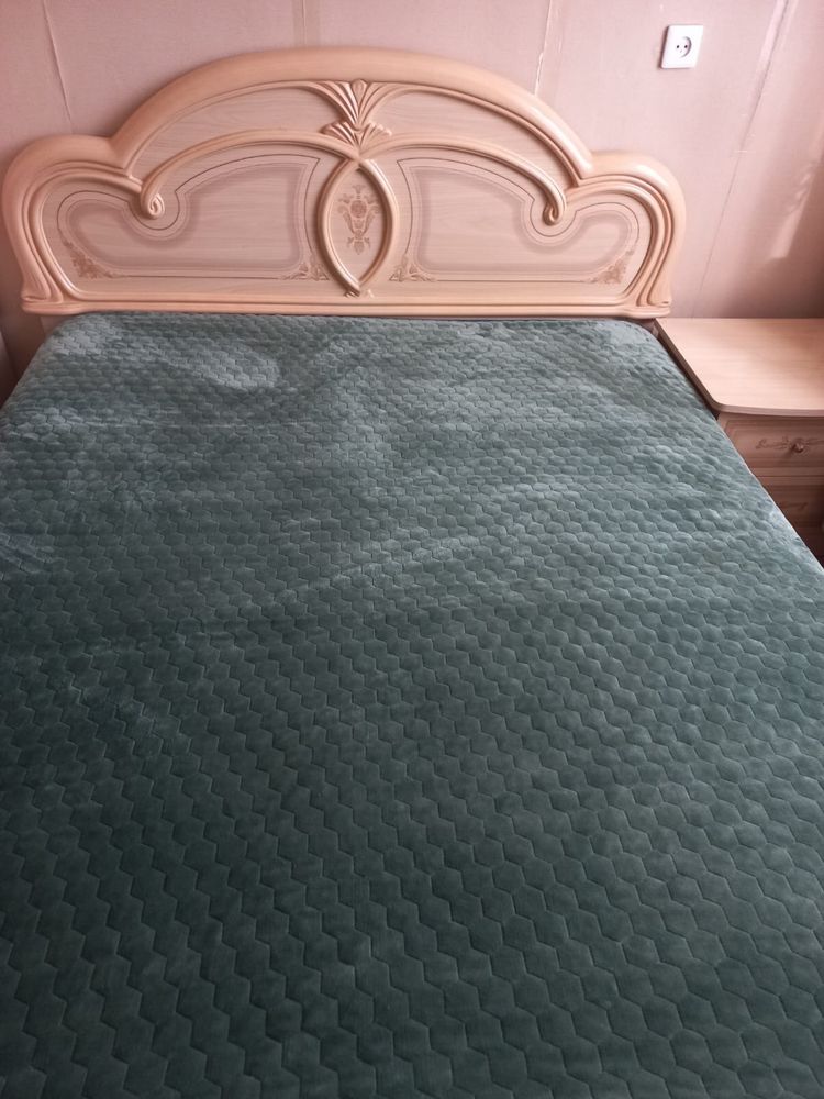Продам двуспальную кровать