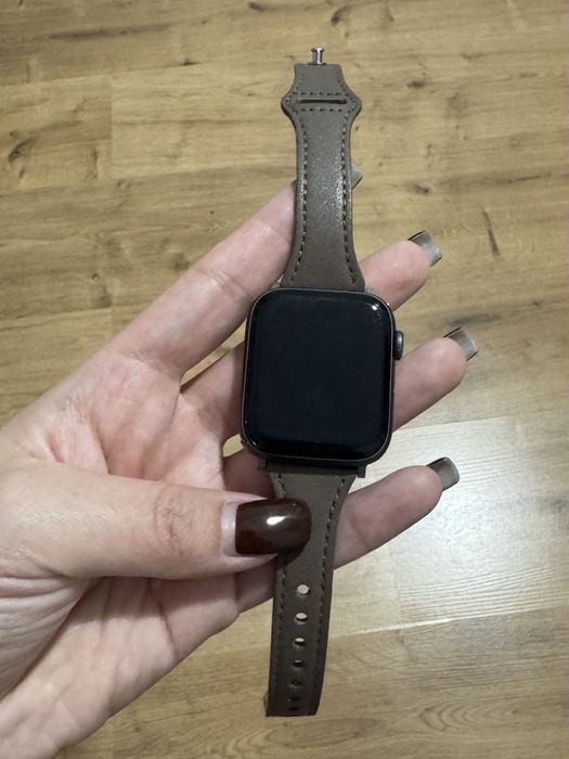 Продам Apple Watch 4