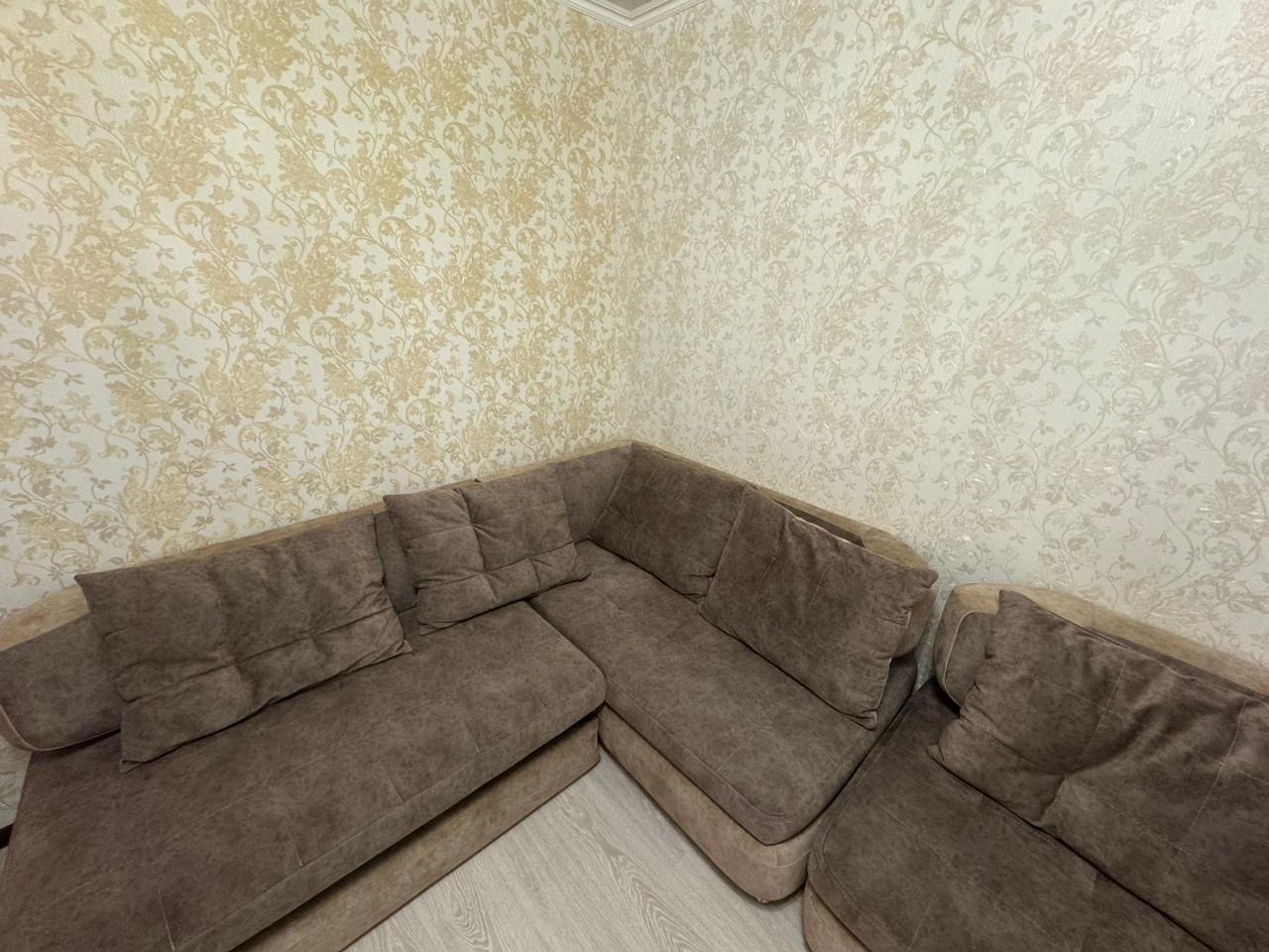 Мягкий диван для гостиной или зала