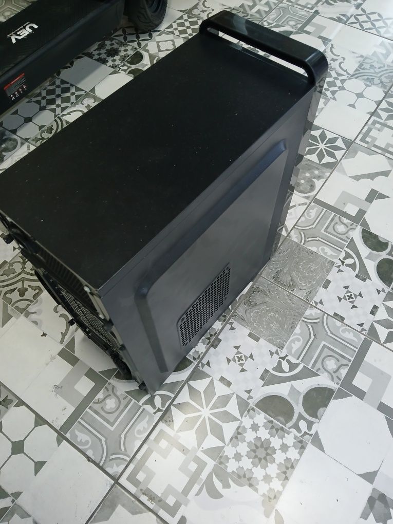 PC- Intel Xeon , 24 GB ram , Video Asus Strix 570
