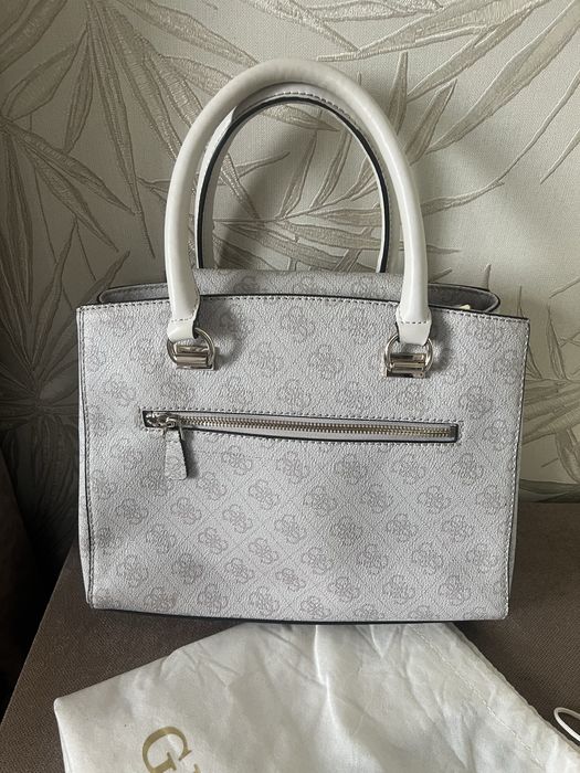 Дамски чанти Guess