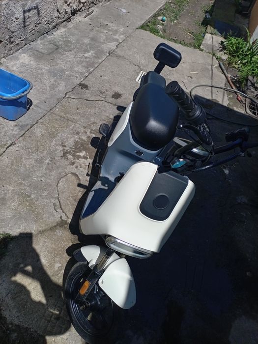 Scuterul este nou luat de o săptămână îl dau că plec din tara