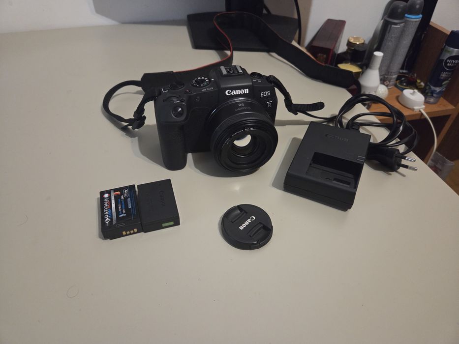 Camera mirrorless: Canon EOS RP + obiectiv 50 mm 1.8 + 2 baterie