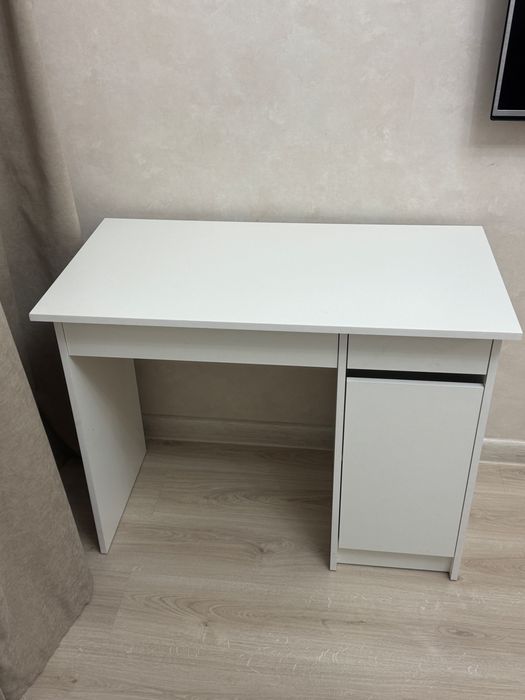 Продается детский учебный стол