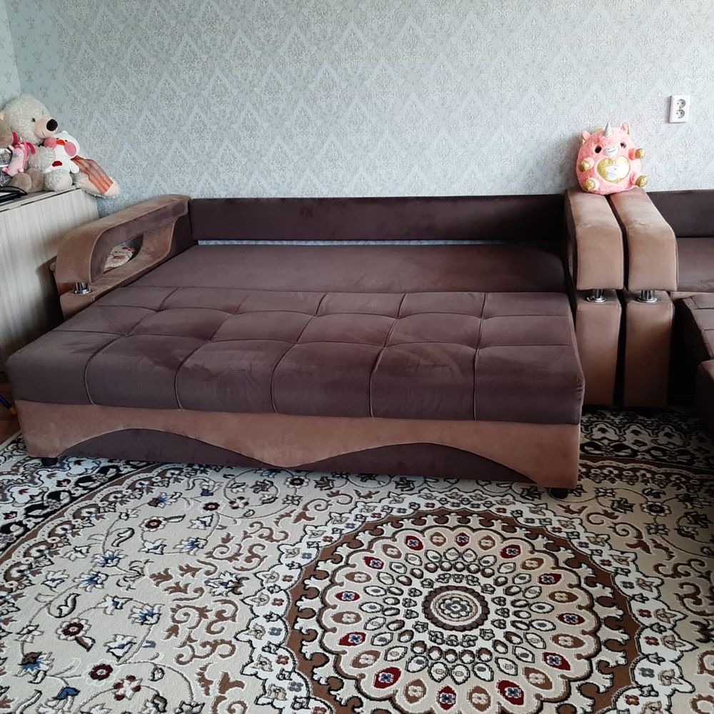 Диван и кресло и 4 подушки