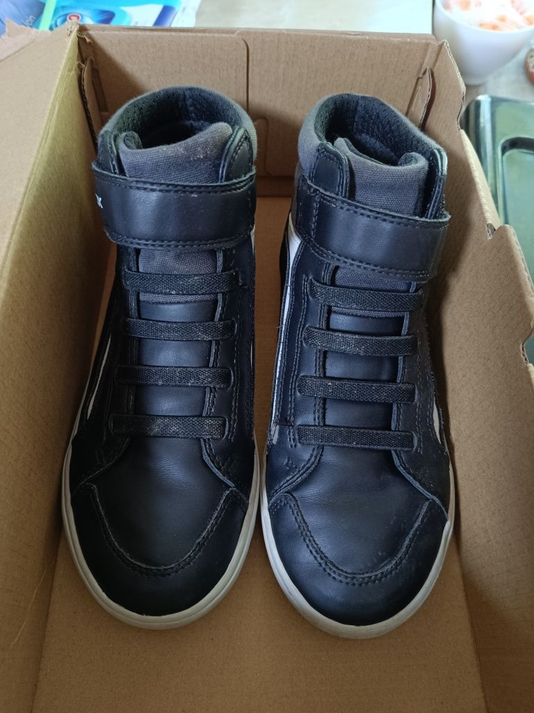 Продавам децки сникърси Geox