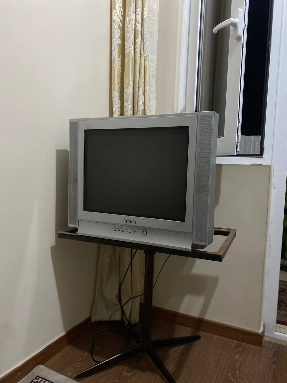 Televizor sotiladi!!