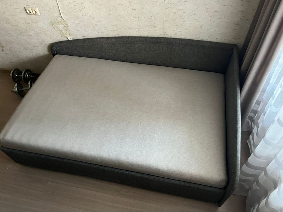 Тахта 2м х 1,20 м в отличном состоянии