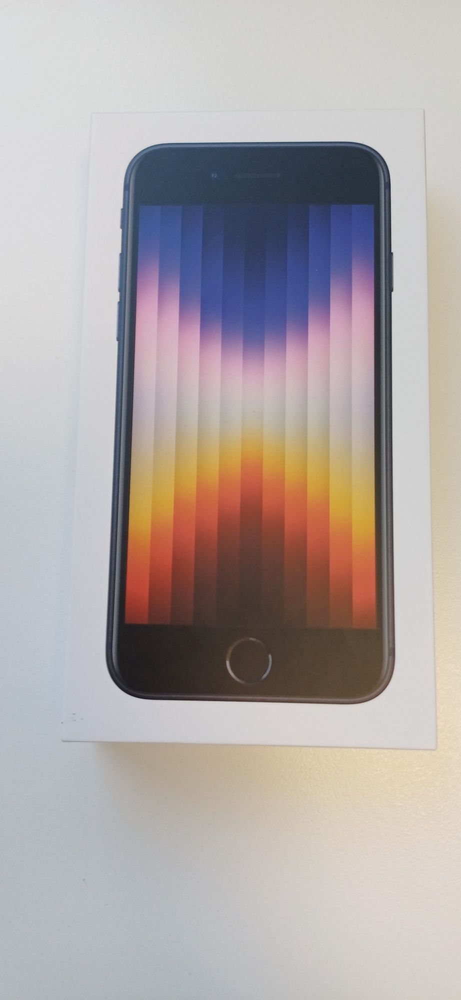 Продавам Iphone SE3 нов